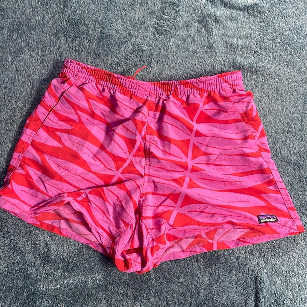 NWT- Patagonia women’s baggies shorts 5” - med - eucalyptus finds: Catalan Coral